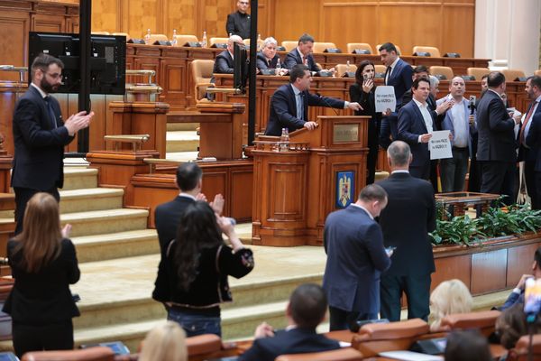 Parlamentarii USR de Prahova au votat consolidarea parteneriatului cu Statele Unite. Suveraniștii răspund cu panică și propagandă.